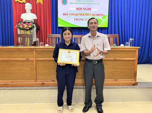 Khen thưởng đột xuất nữ công nhân môi trường có hành động đẹp