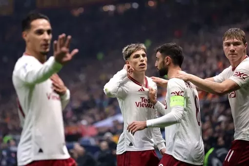 Công làm thủ phá, Man United cay đắng đánh rơi chiến thắng tại Istanbul