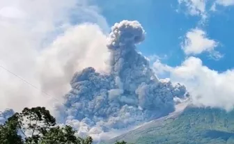 Indonesia: Núi lửa Marapi trên đảo Sumatra phun trào cột tro bụi cao 3km