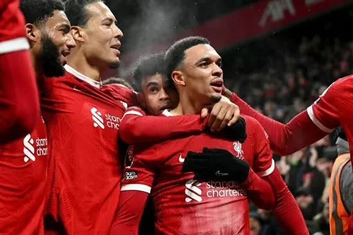 Liverpool thắng kịch tính trước Fulham