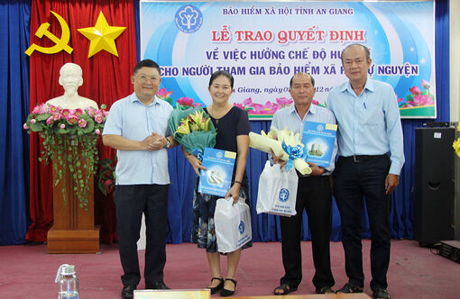 Trao quyết định hưởng hưởng chế độ hưu trí cho người đóng bảo hiểm xã hội tự nguyện