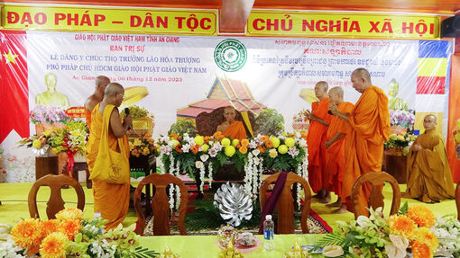 Dâng y chúc thọ trưởng lão hòa thượng Chau Ty