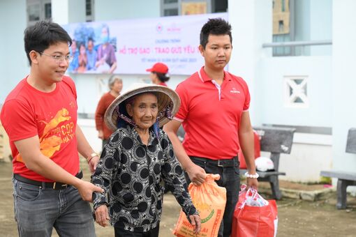 Khách hàng chung tay cùng Prudential “Hỗ trợ gạo - Trao gửi yêu thương” tới bà con khó khăn tại Yên Bái và Sóc Trăng