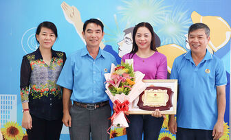Tặng Bằng khen UBND tỉnh An Giang cho giáo viên đóng góp an sinh xã hội trên địa bàn TP. Long Xuyên