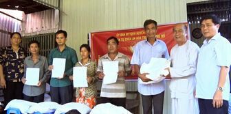 UBMTTQVN huyện Phú Tân bàn giao 10 căn nhà Đại đoàn kết chào mừng Đại hội Mặt trận Tổ quốc huyện