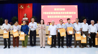 Đoàn Đại biểu Quốc hội tỉnh An Giang trao 50 phần quà cho người dân huyện An Phú