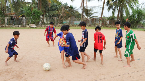 Đôi chân trần bên quả bóng tròn