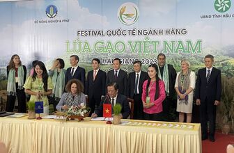 Phó Thủ tướng Chính phủ Trần Lưu Quang thăm gian hàng lúa gạo của An Giang