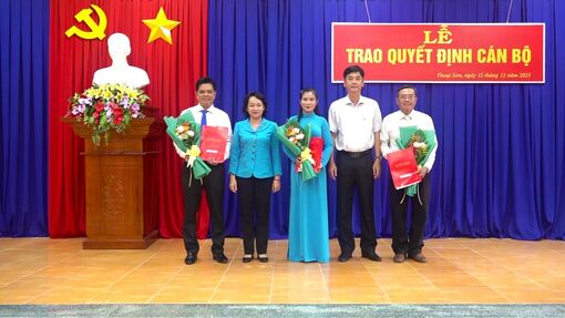 Huyện ủy Thoại Sơn trao quyết định cán bộ