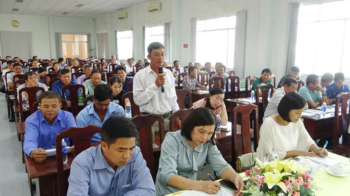 Lãnh đạo huyện Tri Tôn đối thoại với nông dân