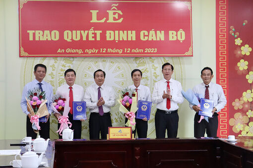 Trao quyết định 5 cán bộ