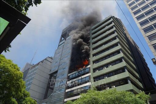 Argentina: Cháy tòa nhà 14 tầng ở Buenos Aires gây nhiều thương vong