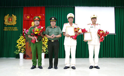 Công an An Giang trao quyết định công tác cán bộ