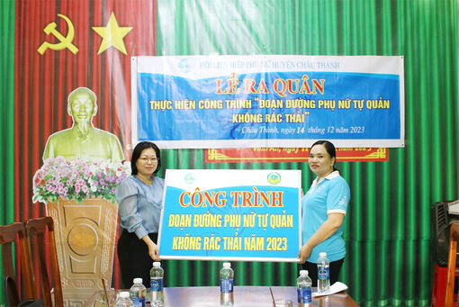 Hội Liên hiệp Phụ nữ huyện Châu Thành ra quân thực hiện công trình “Đoạn đường phụ nữ tự quản không rác thải”