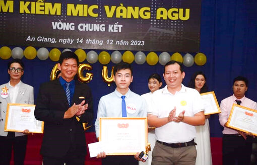 Thí sinh Lê Văn Nhân đạt giải nhất Cuộc thi “Tìm kiếm Mic vàng AGU”