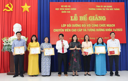 Trao 38 chứng chỉ bồi dưỡng công chức ngạch Chuyên viên cao cấp và tương đương
