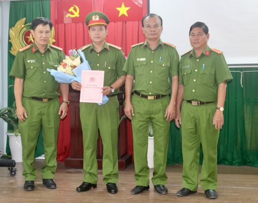 Công an huyện Châu Thành công bố và trao quyết định công tác cán bộ
