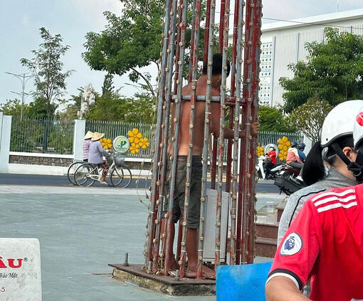 Cứu thanh niên kẹt trong trụ đèn trang trí ở thị trấn Cái Dầu