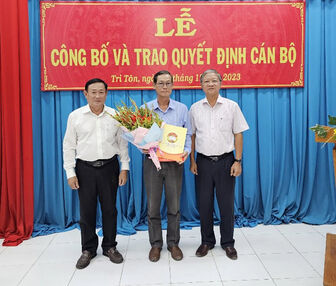 Chuẩn y Ủy viên Ban Thường vụ Huyện ủy Tri Tôn đối với đồng chí Trần Quốc Cường