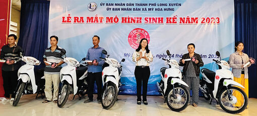 Giảm nghèo bằng nghề… "xe ôm"