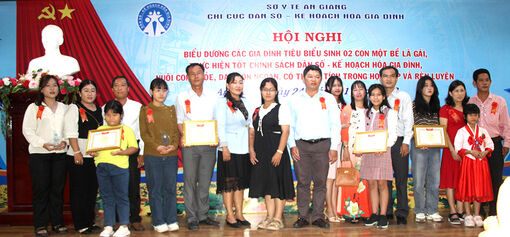 Tôn vinh gia đình tiêu biểu sinh 2 con một bề là gái