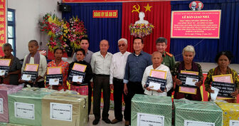 Trao nhà Đại đoàn kết cho hộ nghèo đồng bào dân tộc Khmer TX. Tịnh Biên