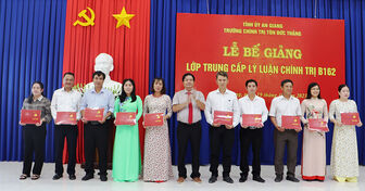 Trường Chính trị Tôn Đức Thắng tổ chức Lễ bế giảng lớp Trung cấp lý luận chính trị B162