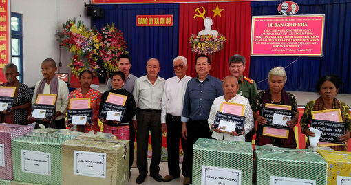 Trao nhà Đại đoàn kết cho hộ nghèo đồng bào dân tộc Khmer TX. Tịnh Biên