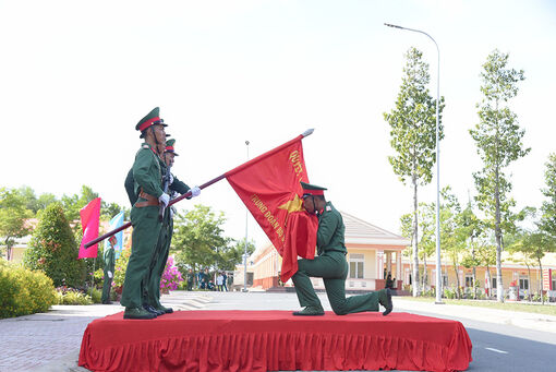 “Nên vành hoa đỏ, nên thiên sử vàng”