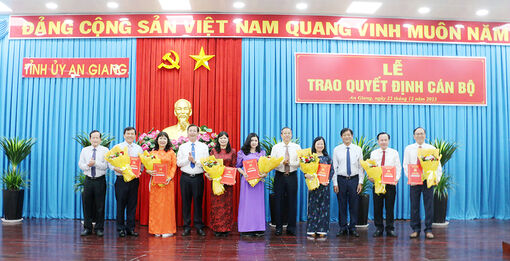Ban Thường vụ Tỉnh ủy An Giang trao quyết định 7 cán bộ