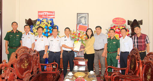 Bí thư Thành ủy, Chủ tịch HĐND TP. Long Xuyên Đặng Thị Hoa Rây thăm lực lượng vũ trang, nhân kỷ niệm 79 năm Ngày thành lập Quân đội Nhân dân Việt Nam