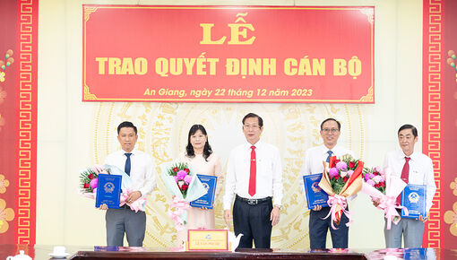 UBND tỉnh An Giang trao quyết định 4 cán bộ