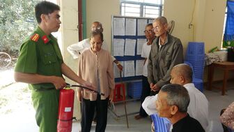 Tặng 80 bình chữa cháy cho người dân Khmer huyện Tri Tôn