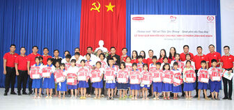 Công ty Bảo hiểm nhân thọ Dai-ichi Việt Nam trao 30 suất học bổng cho học sinh khó khăn xã Kiến Thành