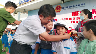 Hơn 190 mũ bảo hiểm được trao cho cho học sinh lớp 1 Trường Tiểu học Chu Văn An