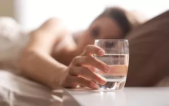 Lý do nên uống nước sau khi thức dậy vào buổi sáng