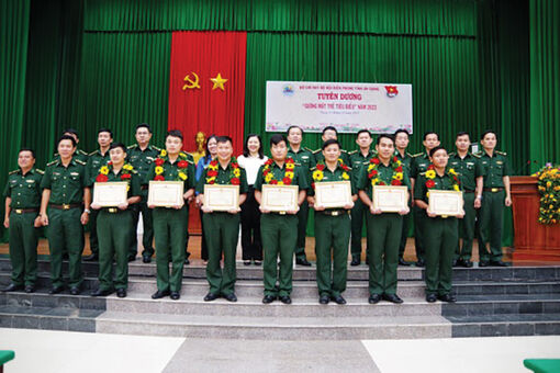 Những tấm gương xanh