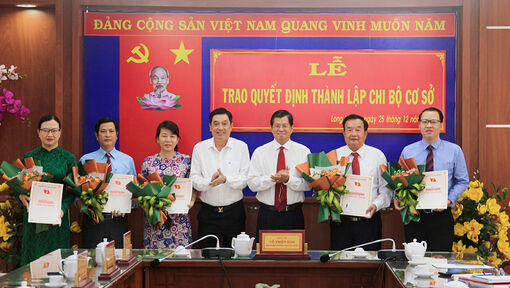 Thành ủy Long Xuyên công bố và trao quyết định thành lập chi bộ cơ sở