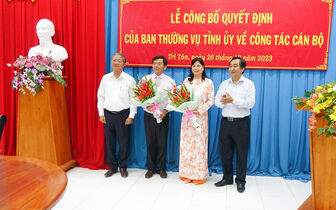 Ban Thường vụ Tỉnh ủy An Giang công bố quyết định điều động 2 cán bộ tại huyện Tri Tôn