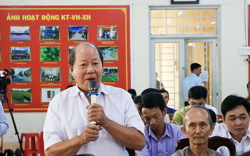 Dân chủ để gần dân hơn