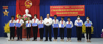 Hội Nhà báo Việt Nam trao học bổng cho 100 học sinh khó khăn huyện Tri Tôn