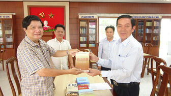 Trường Chính trị Tôn Đức Thắng tặng sách cho Trung tâm Chính trị huyện Tri Tôn