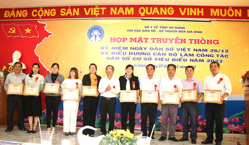 An Giang họp mặt Ngày Dân số và biểu dương cán bộ làm công tác dân số tiêu biểu