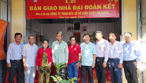 Bàn giao 40 nhà Đại đoàn kết cho hộ nghèo, cận nghèo huyện Châu Phú