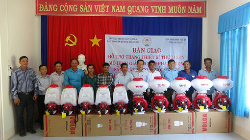 Bàn giao 72 máy nông nghiệp cho người dân vùng khó khăn huyện Tri Tôn