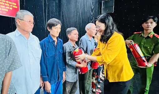 Công an TP. Long Xuyên tặng 150 bình chữa cháy cho hộ gia đình chính sách, hộ nghèo