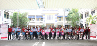 Công ty Bảo hiểm nhân thọ Dai-ichi Việt Nam trao xe đạp cho học sinh khó khăn TP. Long Xuyên