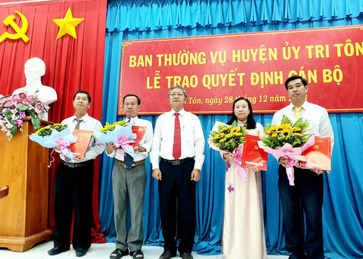 Sáp nhập đơn vị, sắp xếp cán bộ huyện Tri Tôn