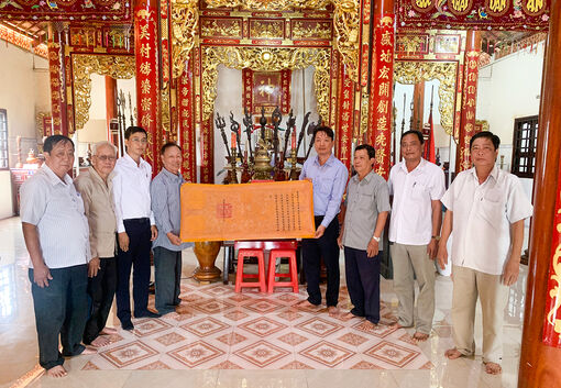 Trao phiên bản Sắc Phong cho các đình thần
