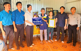 UBMTTQVN TP. Châu Đốc trao 5 căn nhà Đại đoàn kết cho hộ cận nghèo, khó khăn